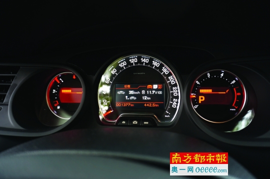 白底仪表区别之一。