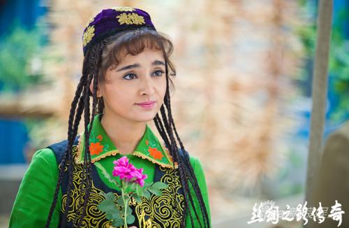 《丝绸之路传奇》热播 父女秘密藏石窟