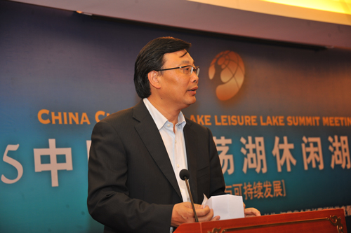 《小康》杂志社社长兼总编辑舒富民在峰会上致辞