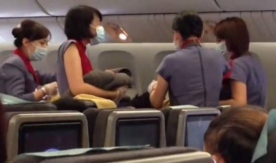 台湾孕妇在赴美航班上产女