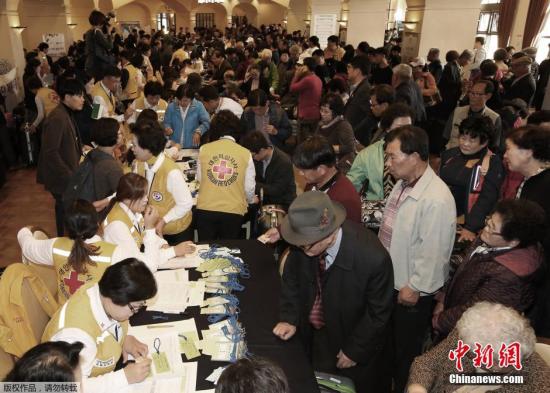 当地时间10月19日，韩方离散家属在江原道束草集合，接受访问朝鲜相关教育，并听取主办方有关活动日程相关信息的介绍。