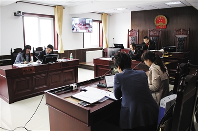 　　在庭审中，原被告代理人就女童坠亡责任问题进行陈述和辩论。