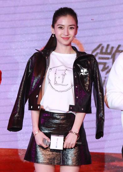 baby黑色皮衣造型帅气亮相