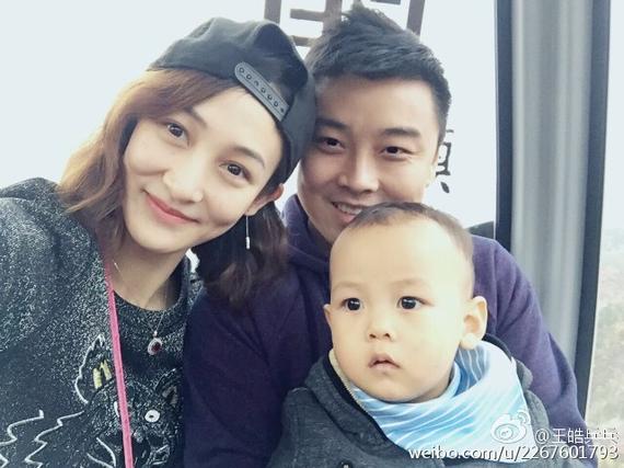 一家三口自拍照