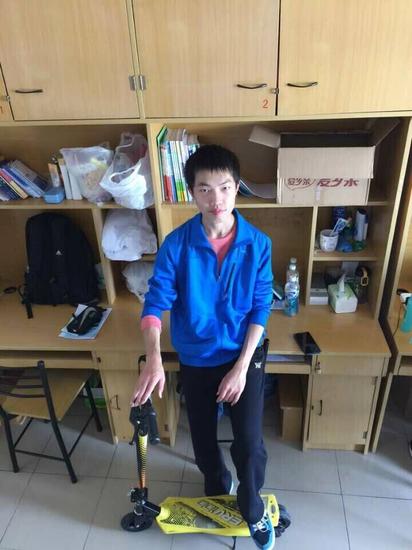 神秘蓝衣侠现身巨人 开学季奖励代步车_网络游戏-官方_新浪游戏_新浪