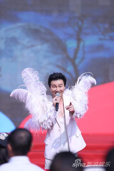 张国荣模仿者钟浩现身相亲会 盼90后女友