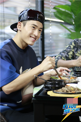 张哲瀚《梦之队》险毁容 感动网友上热搜