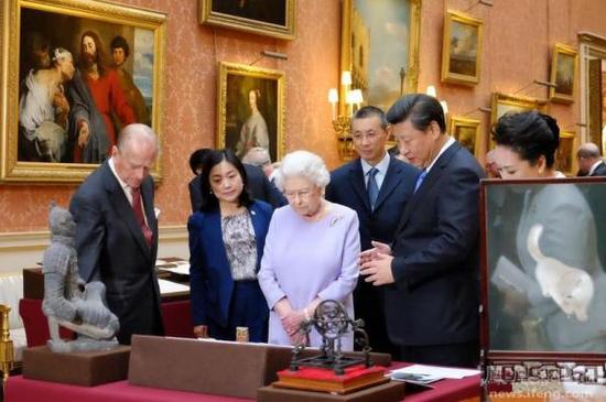  英女王等人与习近平、彭丽媛等在白金汉宫参观 
