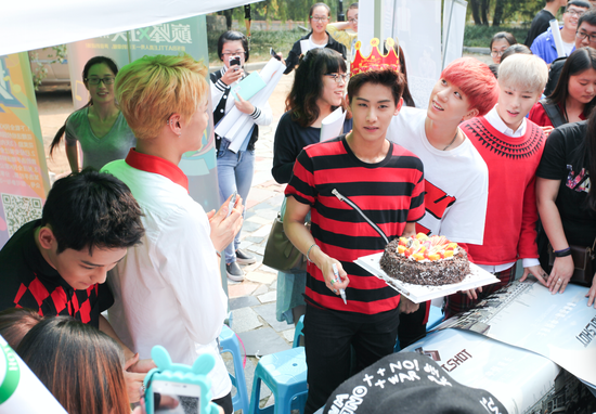 镐廷给粉丝分蛋糕