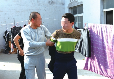 赵某在住地附近被抓获。