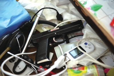 警方在赵某住地搜出仿真手枪。京华时报记者谭青摄