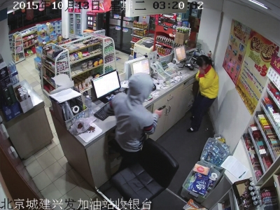 加油站超市内的监控记录下赵某作案的过程。警方供图