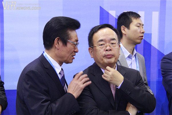 寰球汽车集团董事长吴迎秋与中国电工技术学会副理事长兼秘书长裴相精