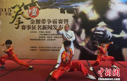 10月20日，黄加达现身广西南宁为即将在广西平果县举办的一场国际拳击赛事“热身”。 廖敏佳 摄