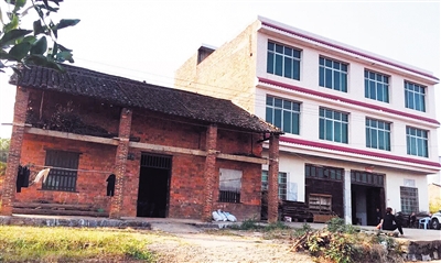 刘某家庭较贫困，与隔壁邻居家形成鲜明对比。