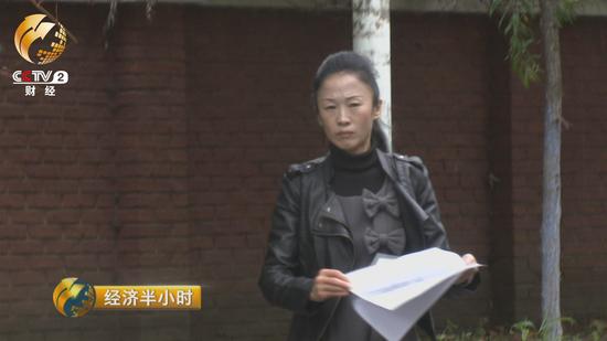 为了尽快招到人，辛钰娟冒雨，将打印好的招聘广告第一时间贴了出去。