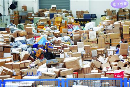 上海邮政国际邮件处理中心操作区内的进口包裹堆积如山　本版图片/晨报记者　殷立勤 