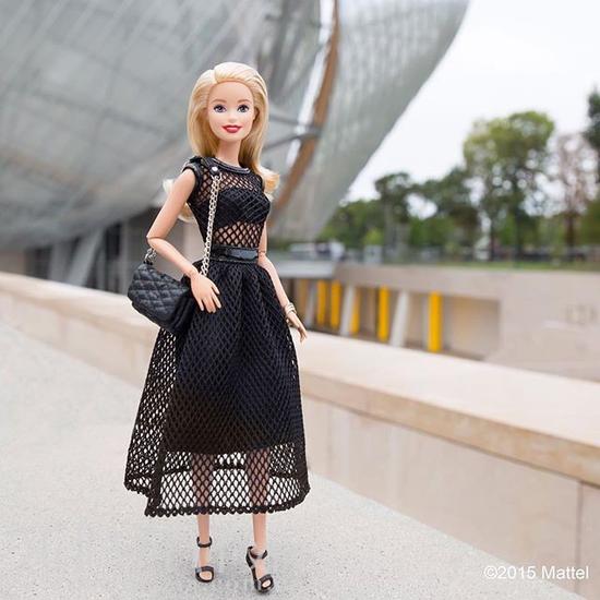 最时髦的玩偶芭比娃娃的时尚环球之旅