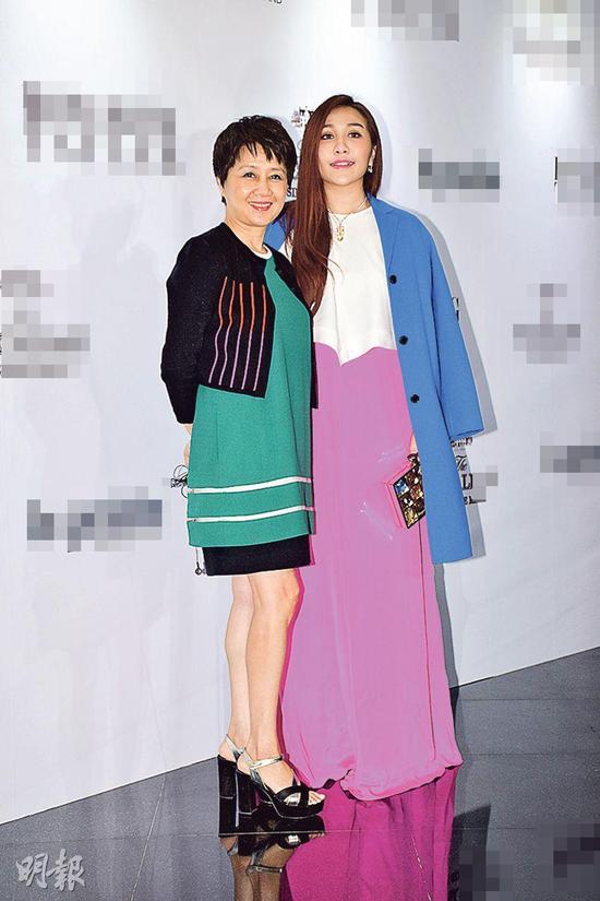 四太梁安琪与女儿何超盈