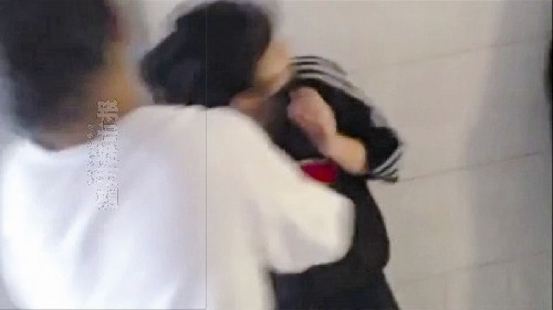 一名男生扇了被殴女生几巴掌