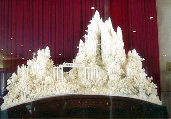 中国送给联合国的礼物：象牙雕刻的成昆铁路。资料图