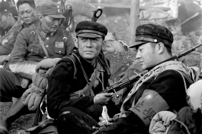 张博（左）和印小天上战场。剧照