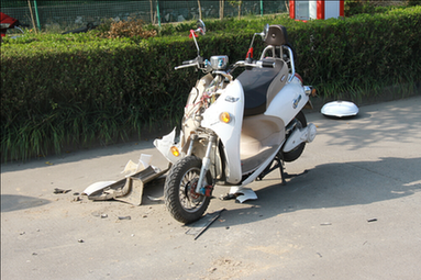 女子骑车时低头拿手机致追尾 竟将轿车撞出5米远