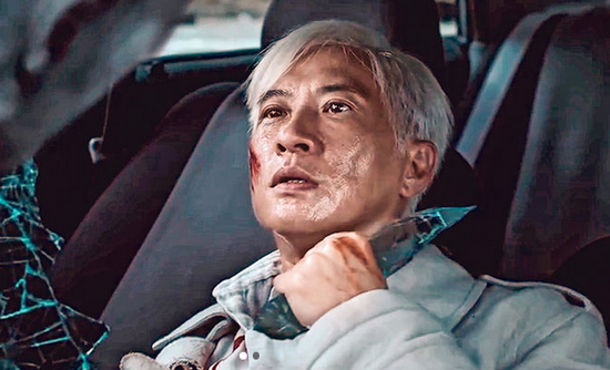 张家辉在自导自演的电影《陀地驱魔人》中以锋利玻璃作割颈状