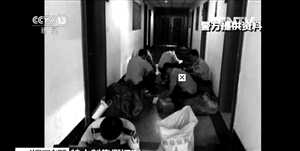 民警在收集证物