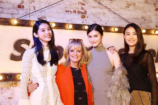 《爱上超模》奚梦瑶与众导师合影