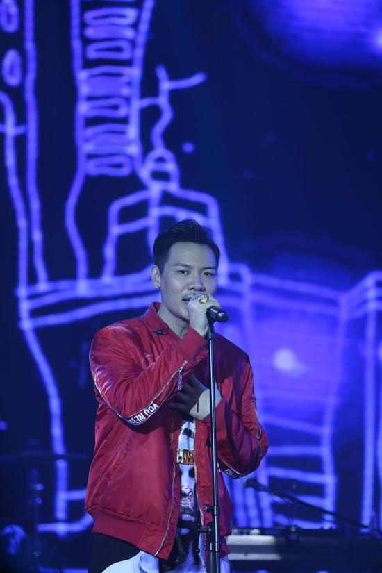 楼情/摄影新浪娱乐讯 10月22日,第二季中国好声音人气学员李秋泽带着