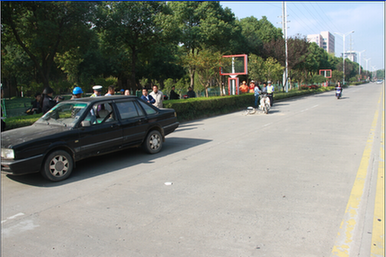 女子骑车时低头拿手机致追尾 竟将轿车撞出5米远