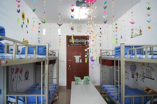 第七级 普通八人间 收费费参考：800元/年 八人间的宿舍与六人间比较相像，只不过多了一张上下铺的床，要更加拥挤一些，不过人多也热闹，平时开卧谈会、打打牌什么的是最惬意不过的了。