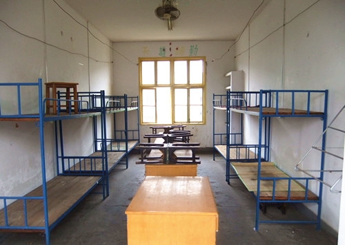 第九级 寒酸十人间 住宿费参考：300元/年 如果你以为宿舍最多就八个人那就错了，倒退十年的话，这种十人间宿舍并不少见，屋里除了床、桌子、凳子就啥都没有了，衣服只有放箱子里塞床底下。不过最近几年十人间的宿舍逐渐消失，一般大学最多也就住八个人。