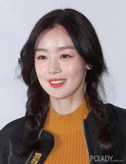 装嫩的韩善花两条辫子实在可爱