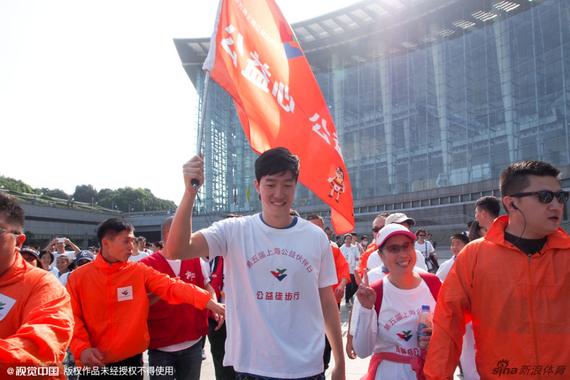 刘翔现身“公益徒步行”