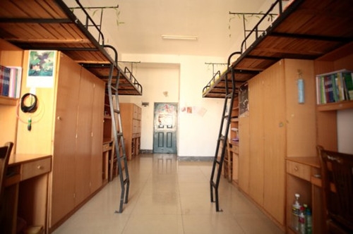 第五级 标准四人间 住宿费参考：1500元/年 上面床下面桌子4人间宿舍在全国各地大学是最常见的宿舍格局，最近十年建立的新校区宿舍大多属于这一类，有独立卫生间，但是洗澡还是要到学校的公共浴室。2010年之前这种宿舍的住宿费一般都是1200元/学期，随着物价上涨，现在很多学校都涨到了1500元了。