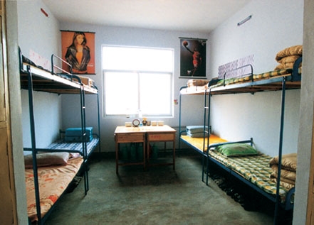 第八级 低级八人间 住宿费参考：500元/年 同样是八人间，差距却不小啊，水泥地面，床不是很结实，住在上铺的同学翻身的时候会有吱吱声发出，每个楼层公用一个大卫生间。