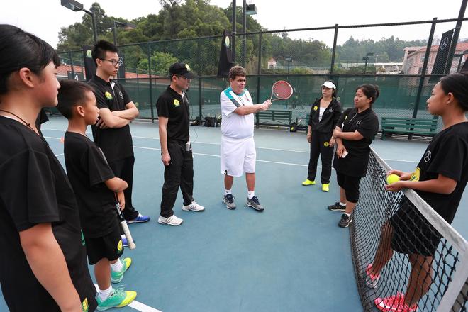 用车资讯 正文  本次全国网球训练营邀请了国际著名青少年网球教练