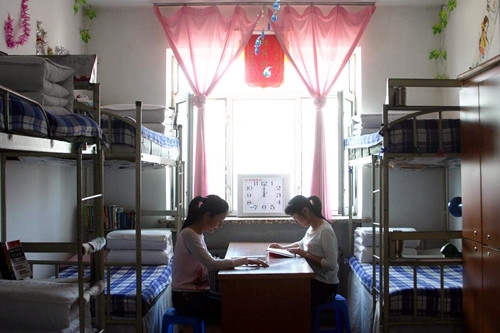 第六级 上下铺六人间 住宿费参考：1000元/年 六人间宿舍一般是三张上下铺式的床，六人共用一张大桌子，吃饭、看书、上网都只能在中间的大桌子上，为了方便起见，很多人上网都会在坐在床上使用便携式电脑桌。一个六门大衣柜，每人一个。这种房间略显拥挤。