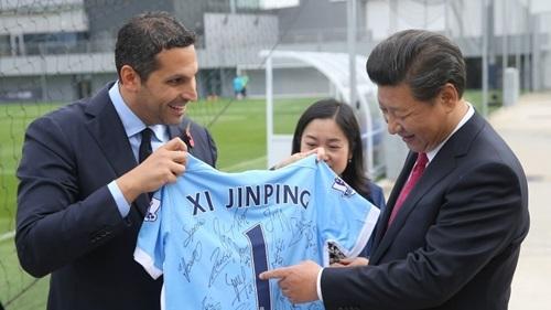 习大大获赠曼城1号球衣