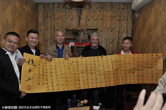 赵本山现身义演 只住普通酒店笑容灿烂