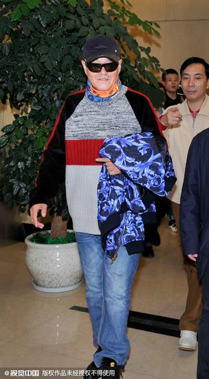 赵本山现身义演 只住普通酒店笑容灿烂