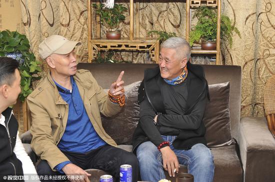 赵本山现身义演 只住普通酒店笑容灿烂