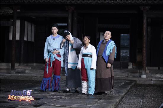 《穿越》T台秀“名模”