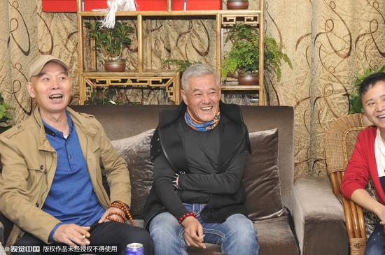 赵本山现身义演 只住普通酒店笑容灿烂