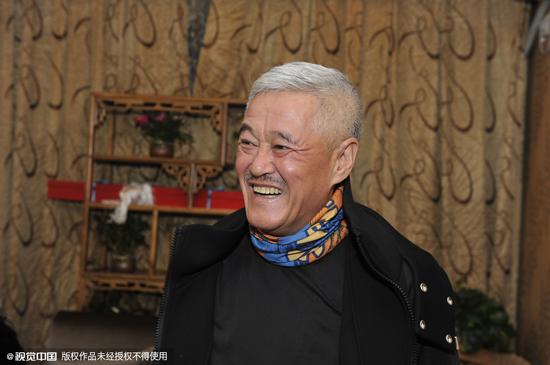 赵本山现身义演 只住普通酒店笑容灿烂
