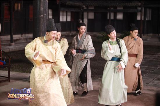 UNIQ穿越大跳算盘舞