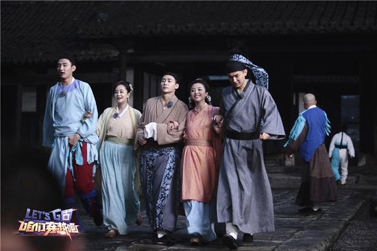 穿越者郑义门上演2015时装秀