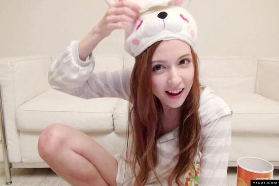 身为90后的泷泽萝拉长相甜美俏皮，因此前在社交网站上传各种卖萌的蹲姿自拍照受到追捧，有日本“国宝级美女”和“第一宅男女神”之称。